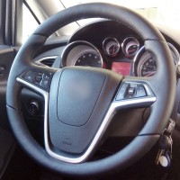 Оплетка на руль из натуральной кожи Opel Astra J 2009-2015 г.в. (для замены штатной кожи, черная)